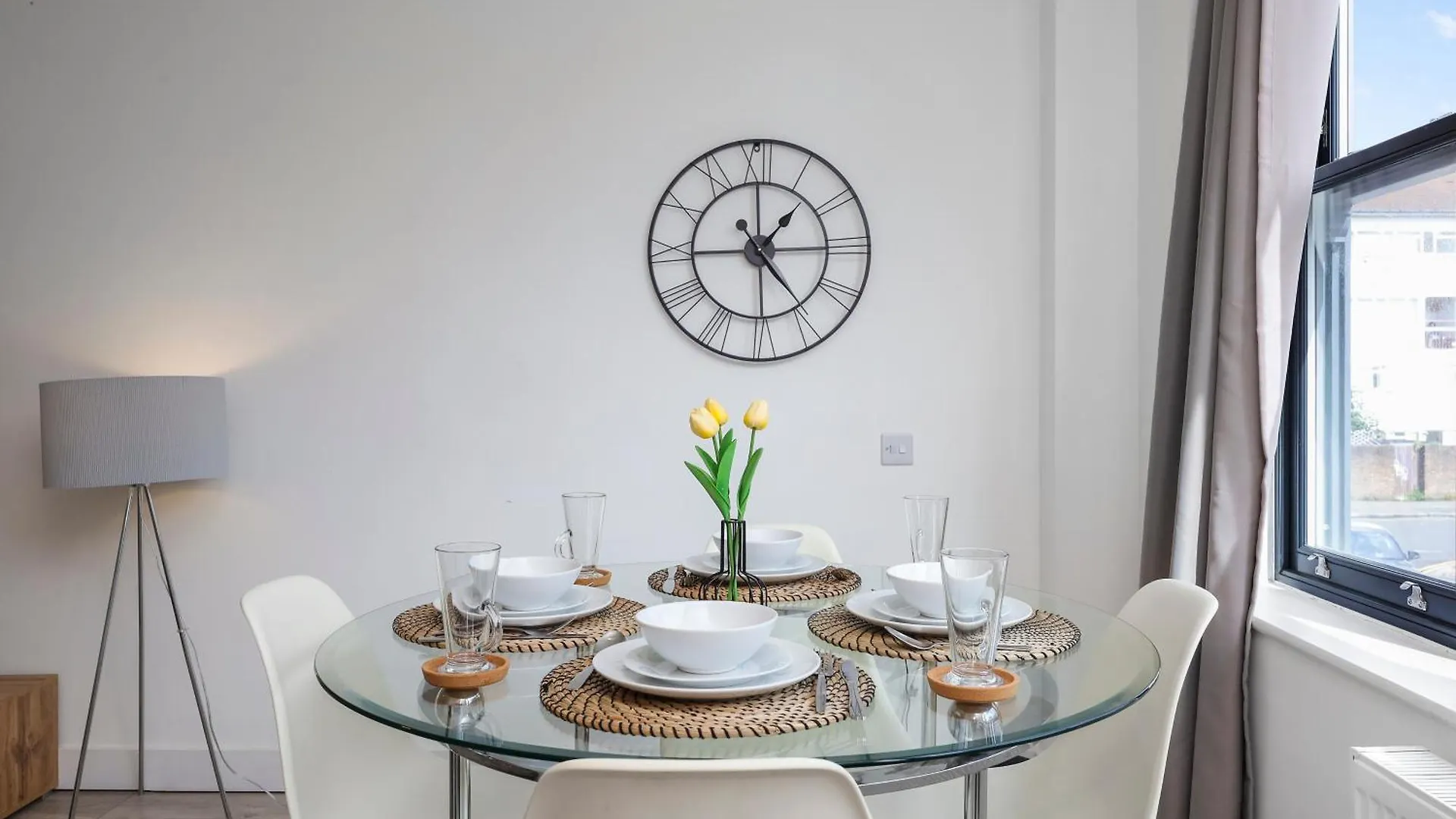 Stylish Large 3-Bed Apartment, Quick Access To London Sights, Free Parking