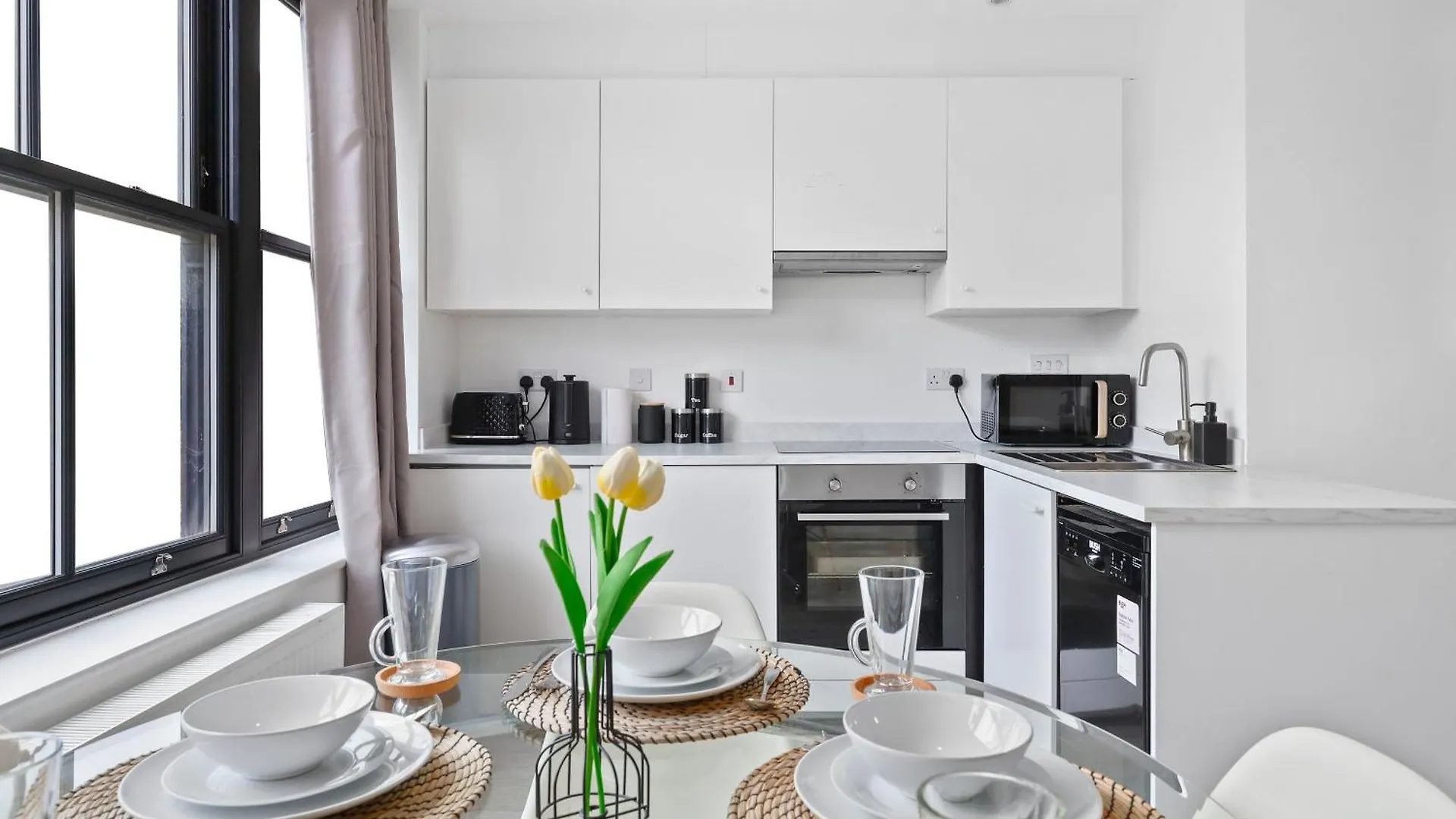 Stylish Large 3-Bed Apartment, Quick Access To London Sights, Free Parking