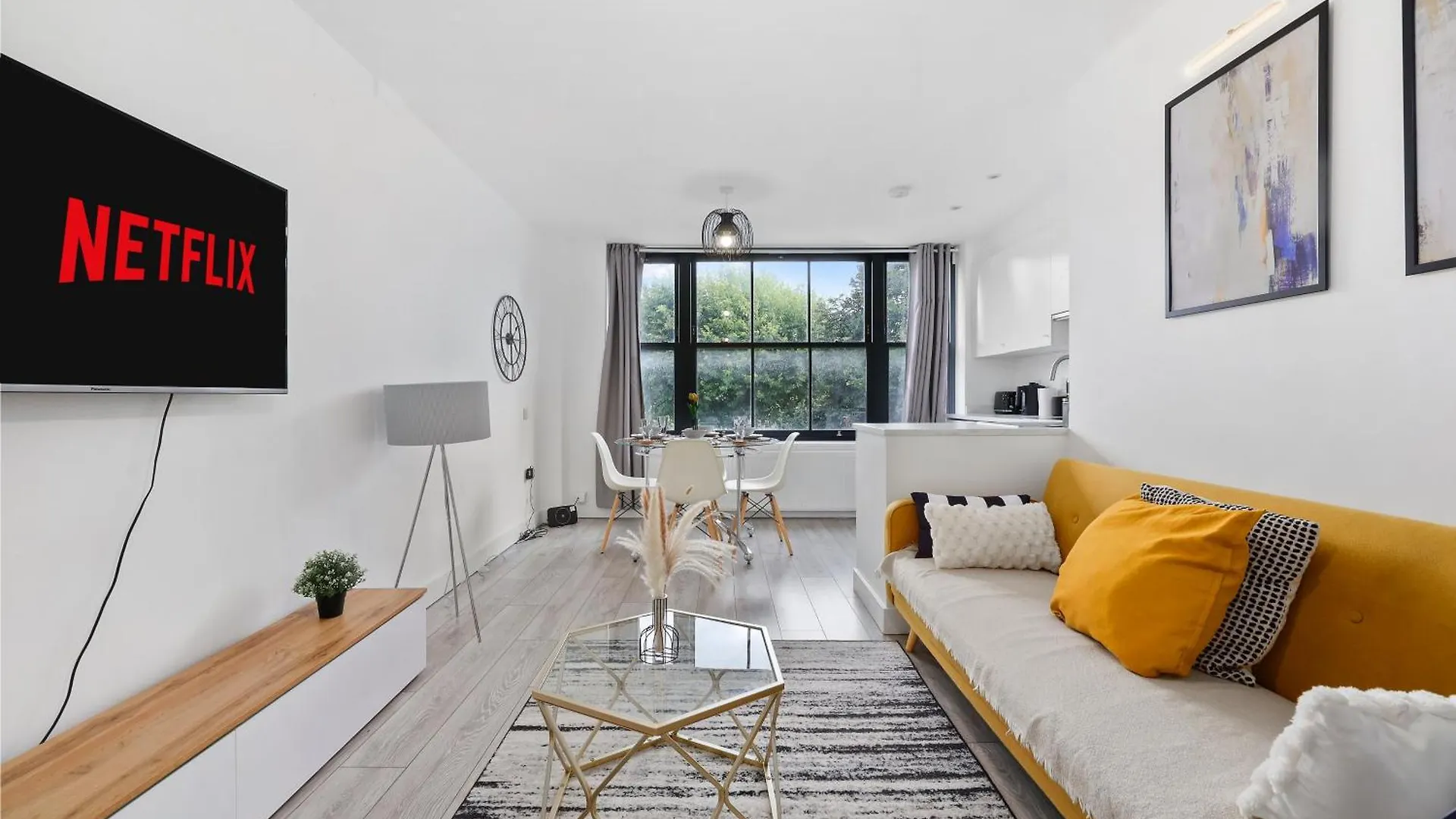Stylish Large 3-Bed Apartment, Quick Access To London Sights, Free Parking 0*,  United Kingdom