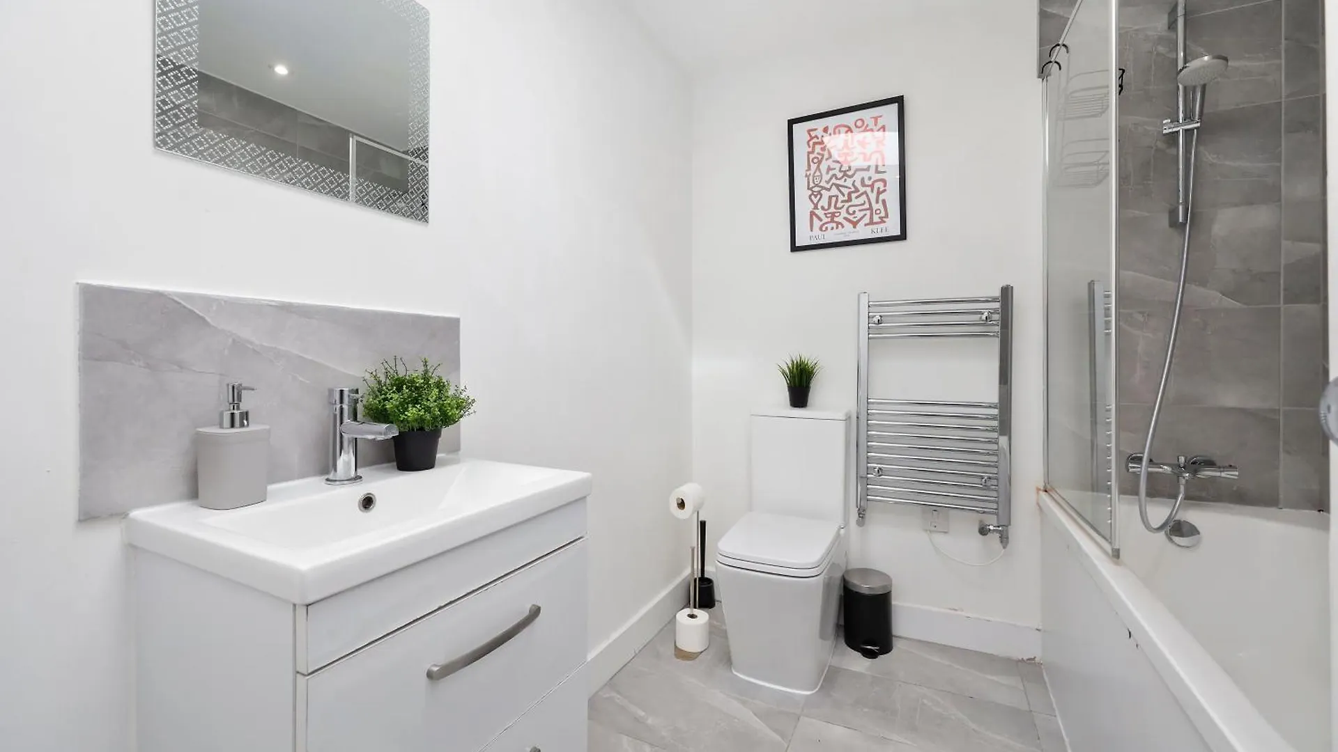 Stylish Large 3-Bed Apartment, Quick Access To London Sights, Free Parking 0*,  United Kingdom