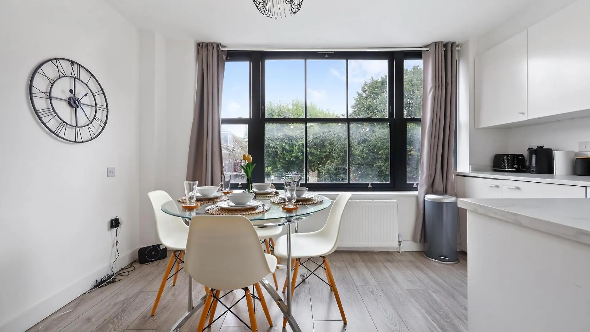 Stylish Large 3-Bed Apartment, Quick Access To London Sights, Free Parking