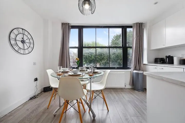 Stylish Large 3-Bed Apartment, Quick Access To London Sights, Free Parking United Kingdom