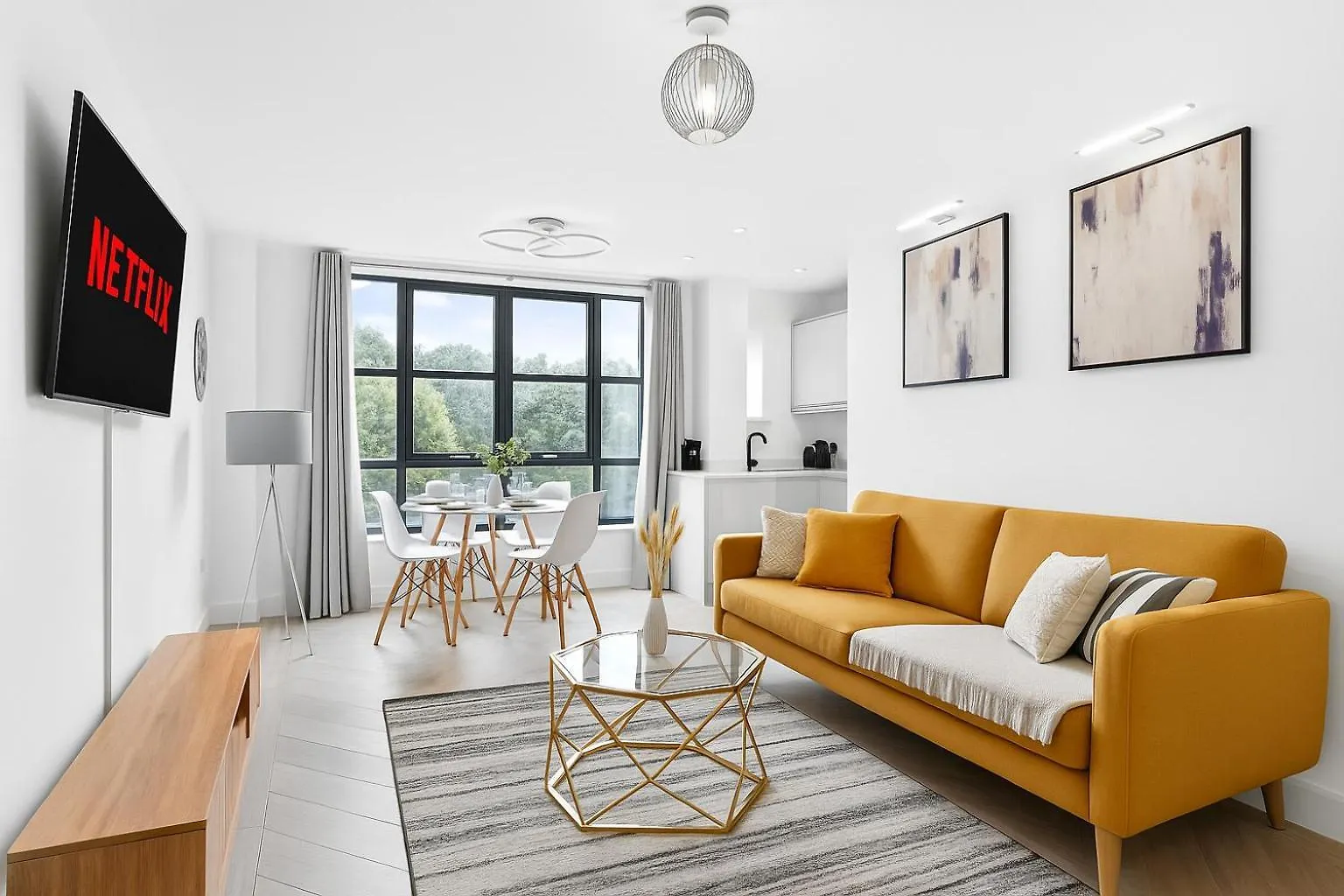 Stylish Large 3-Bed Apartment, Quick Access To London Sights, Free Parking contacts